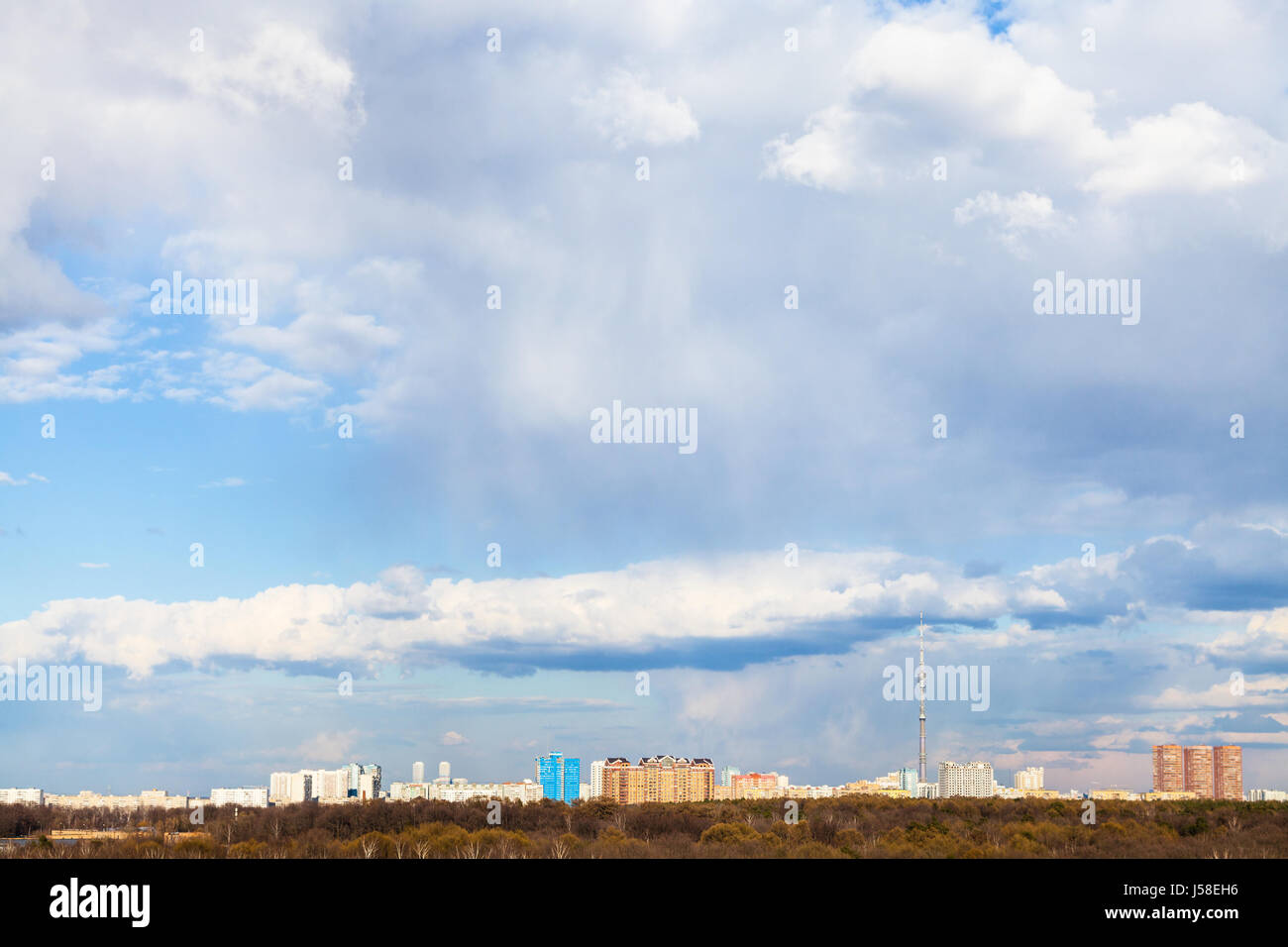 blauer Himmel mit weißen Wolken über Blick auf den Stadtpark und Moskwa-City im zeitigen Frühjahr Stockfoto