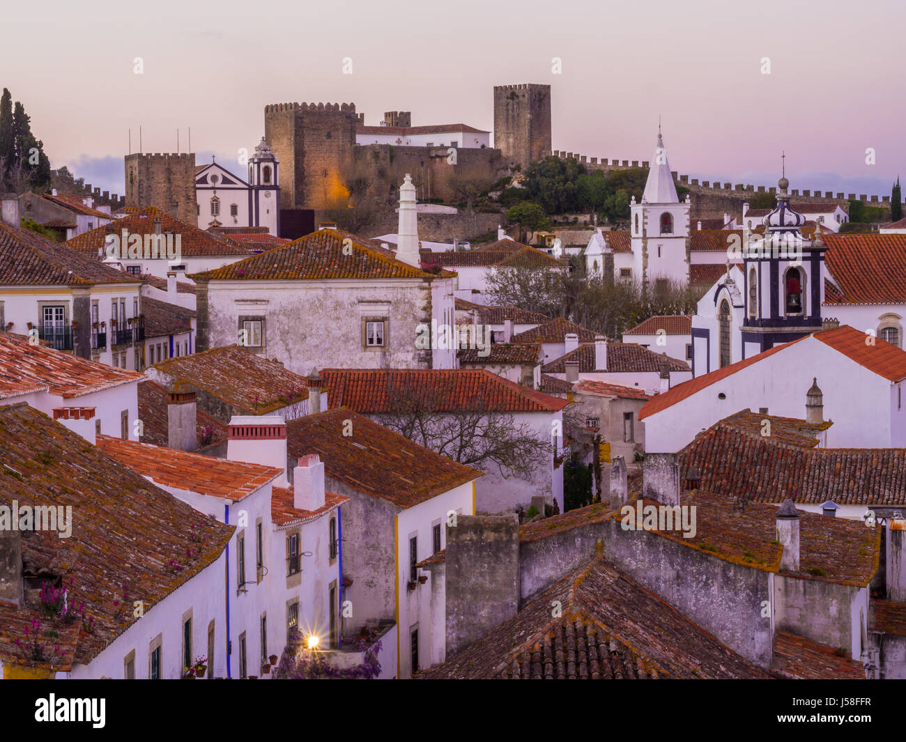 Stadtbild von Obidos, Portugal, nach Sonnenuntergang. Stockfoto