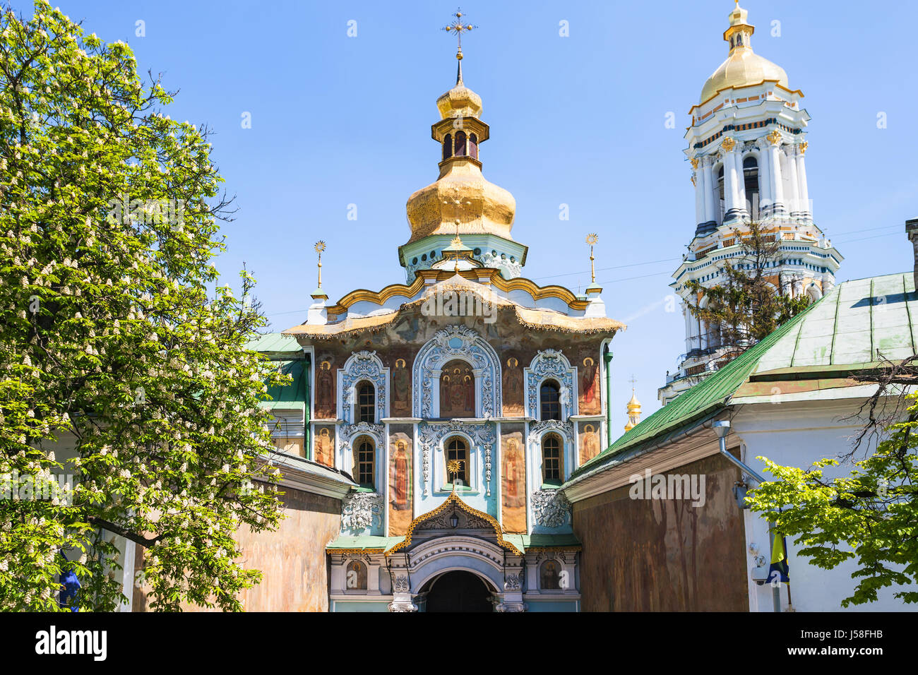 Reisen Sie in die Ukraine - Eingang im Kiewer Höhlenkloster, Gate Kirche der Dreifaltigkeit in der Stadt Kiew im Frühjahr Stockfoto