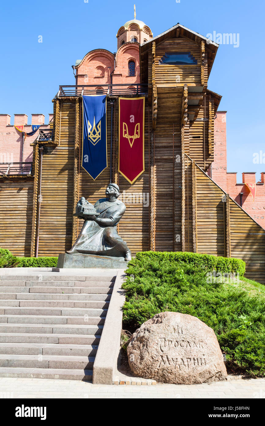 Reisen Sie in die Ukraine - Statue von Jaroslaw dem weisen in der Nähe von Golden Gate Denkmal (Goldenes Tor von Kiew) in der Stadt Kiew im Frühjahr Stockfoto