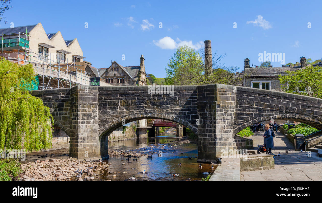 Hebden Beck unter der alten Lastesel Brücke in der Mitte der Pennine Mühle Stadt Hebden Bridge, West Yorkshire, Großbritannien Stockfoto