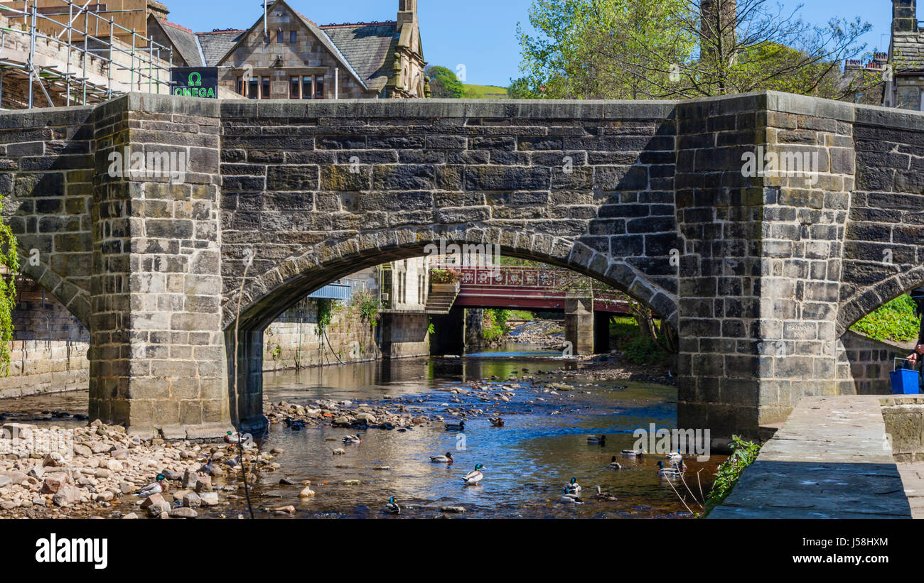 Hebden Beck unter der alten Lastesel Brücke in der Mitte der Pennine Mühle Stadt Hebden Bridge, West Yorkshire, Großbritannien Stockfoto