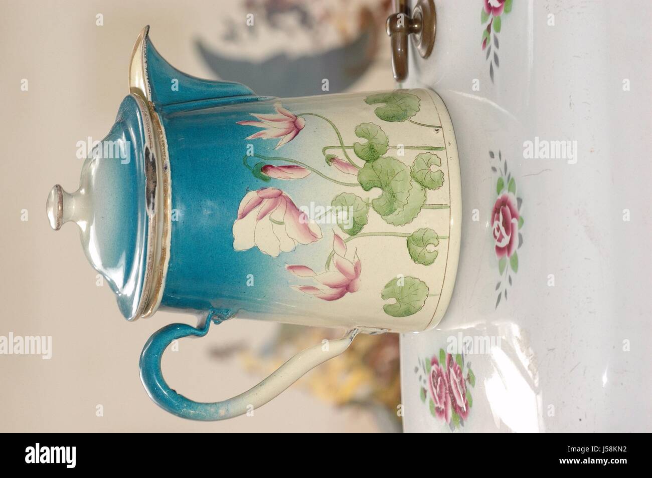 alte Emaille Kaffeekanne mit Blumenmotiv Stockfoto