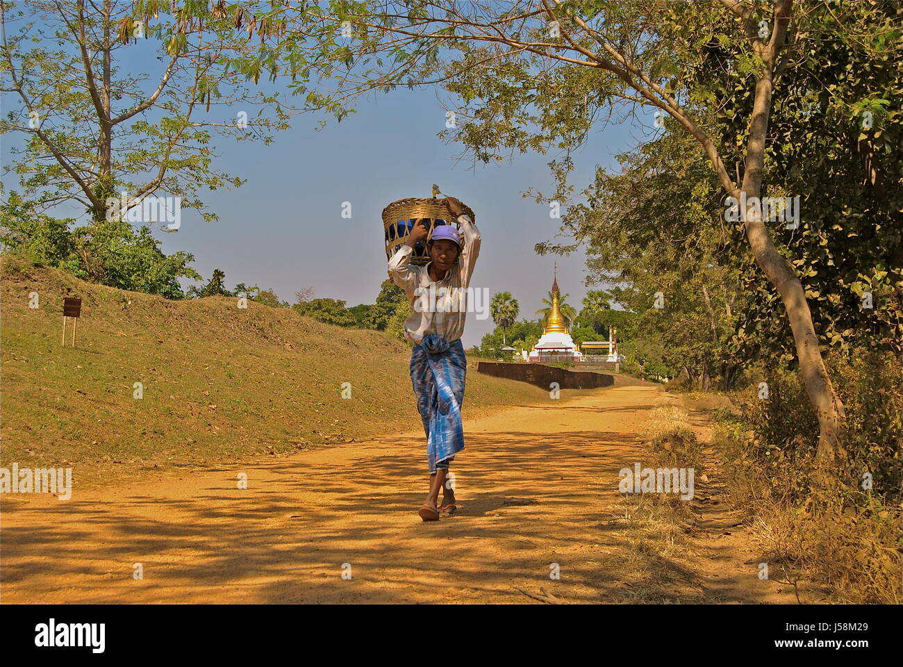 Ein Mann mit Gütern, Pyay, Myanmar Stockfoto