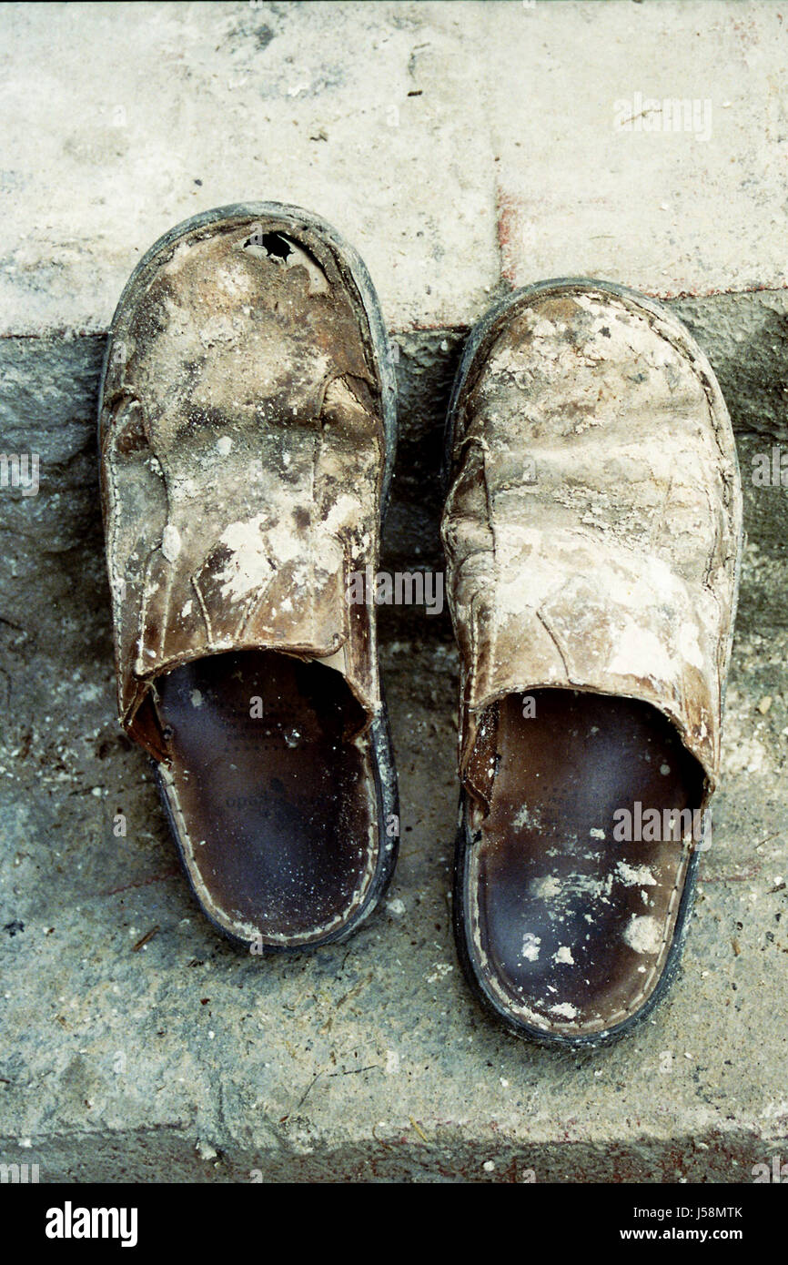 Lederbekleidung alleinige Loch Schuhe Latschen Schuhwerk Lumpen stabil gut  getragen outfit Stockfotografie - Alamy