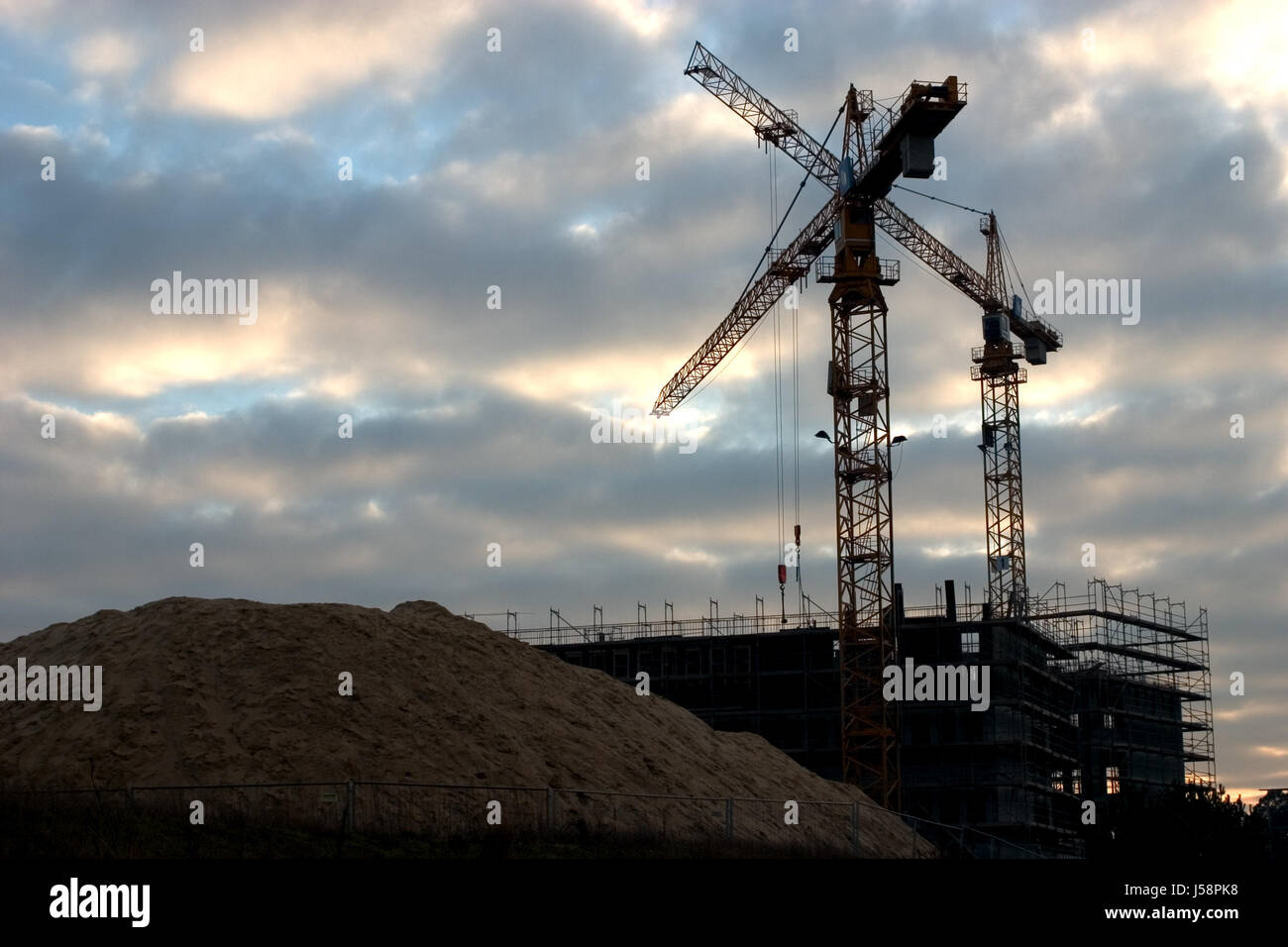 bauen Sie Sonnenuntergang Gerüst Gerüste Krane Kran Konstrukt Hochbau Stockfoto