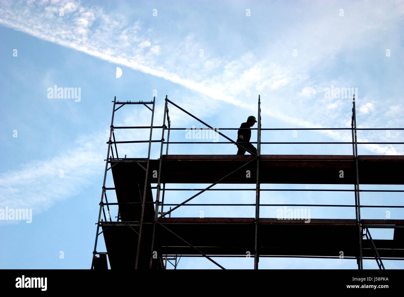 Sonnenuntergang Bau Arbeiter Konstrukt Gerüstbau Gerüst zu bauen Stockfoto