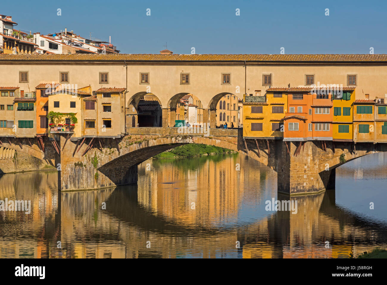 Florenz, Provinz Florenz, Toskana, Italien.  Der Ponte Vecchio oder die alte Brücke, die den Arno Fluss an ihrer schmalsten Stelle überquert. Eine Brücke hat gestanden Stockfoto