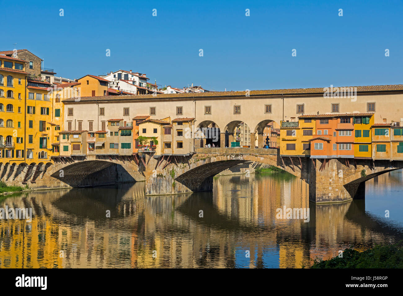 Florenz, Provinz Florenz, Toskana, Italien.  Der Ponte Vecchio oder die alte Brücke, die den Arno Fluss an ihrer schmalsten Stelle überquert. Eine Brücke hat gestanden Stockfoto