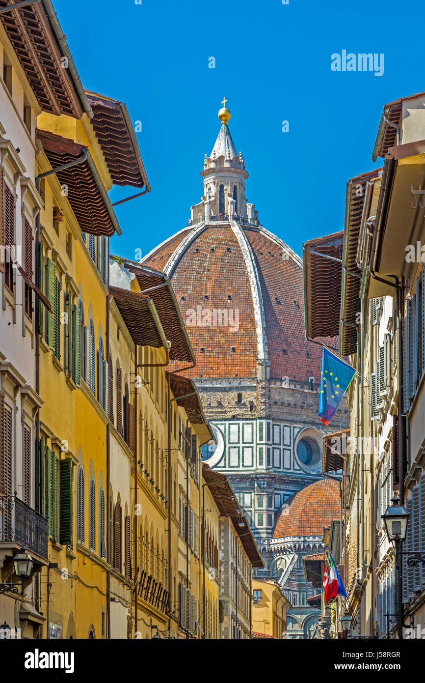Florenz, Provinz Florenz, Toskana, Italien.  Die Kuppel des Doms oder Kathedrale gesehen, Via dei Servi. Die Kuppel wurde von Filippo Brunellesc entworfen. Stockfoto