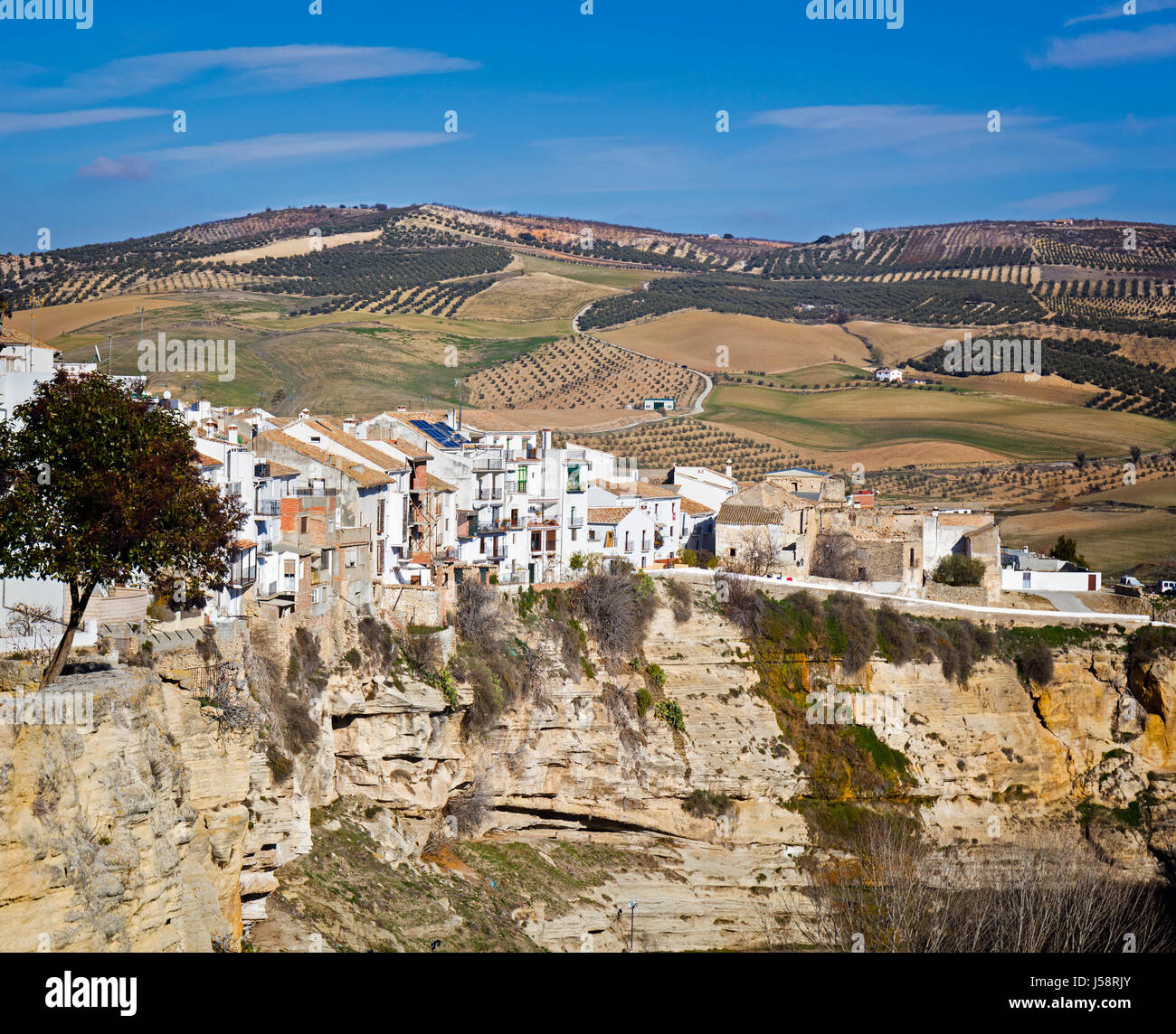 Alhama de Granada, Provinz Granada, Andalusien, Südspanien. Olivenhaine im Hintergrund. Stockfoto