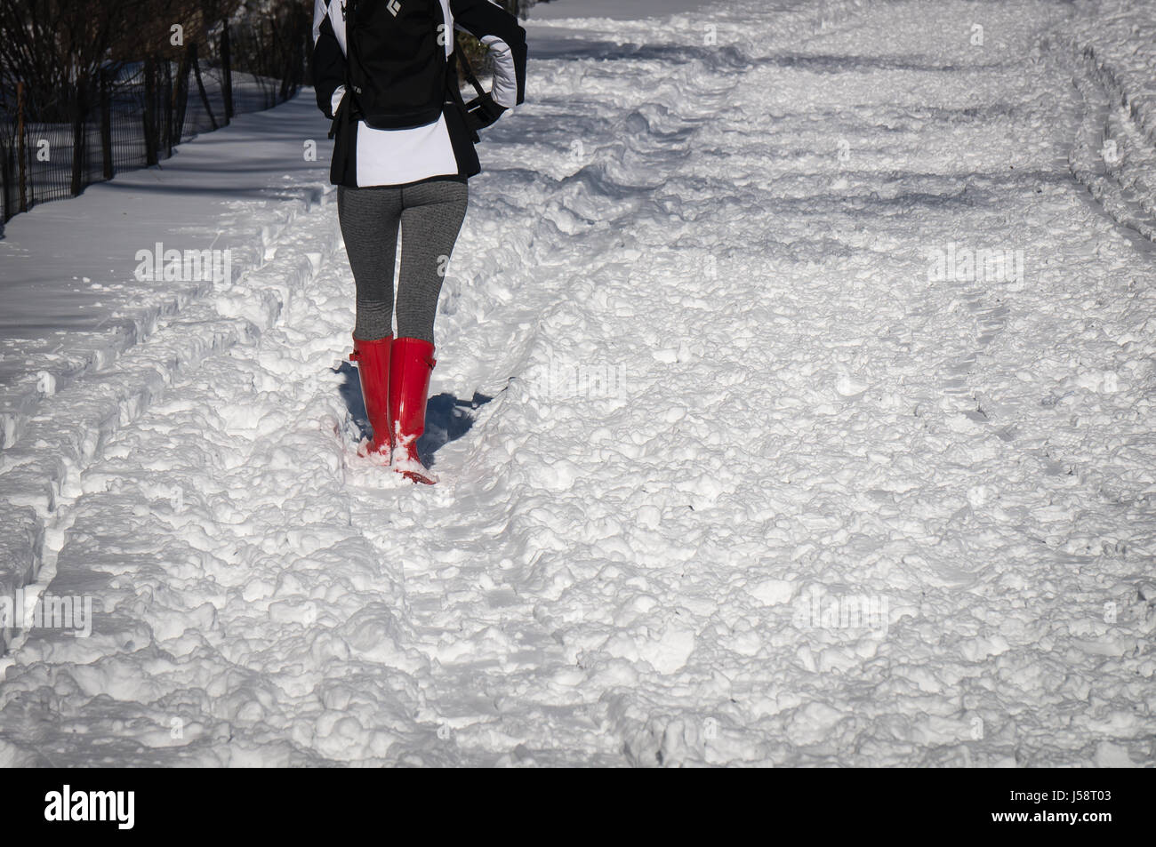 Mädchen mit roten Gummistiefel Wandern im Schnee Stockfotografie - Alamy