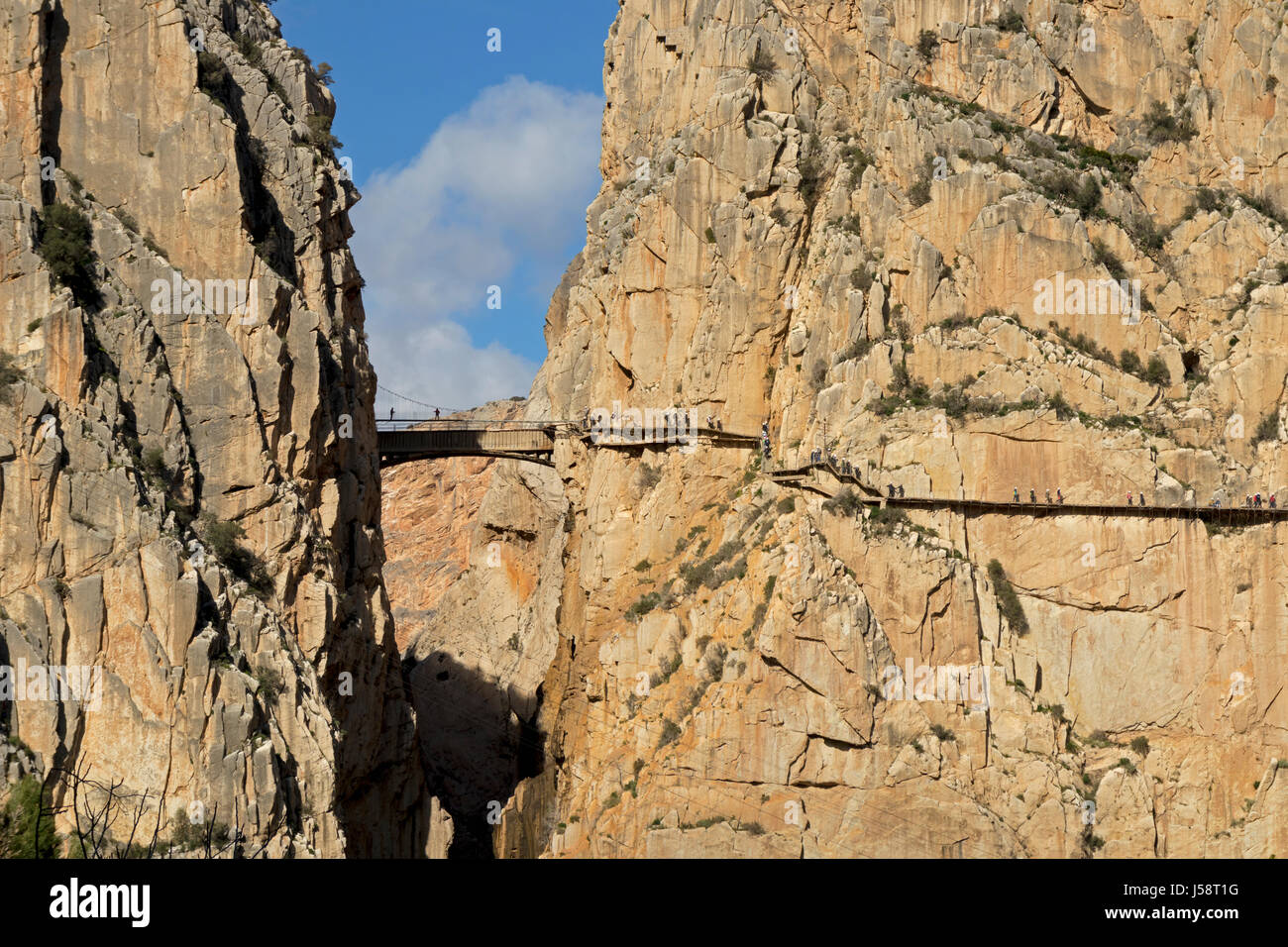 in der Nähe von Ardales, Provinz Malaga, Andalusien, Südspanien.  Besucher auf der El Caminito del Rey oder die Königs-Gehweg. Der Gehweg ist in der Si integriert. Stockfoto
