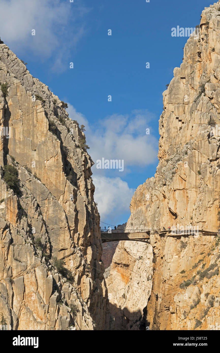 in der Nähe von Ardales, Provinz Malaga, Andalusien, Südspanien.  Besucher auf der El Caminito del Rey oder die Königs-Gehweg. Der Gehweg ist in der Si integriert. Stockfoto