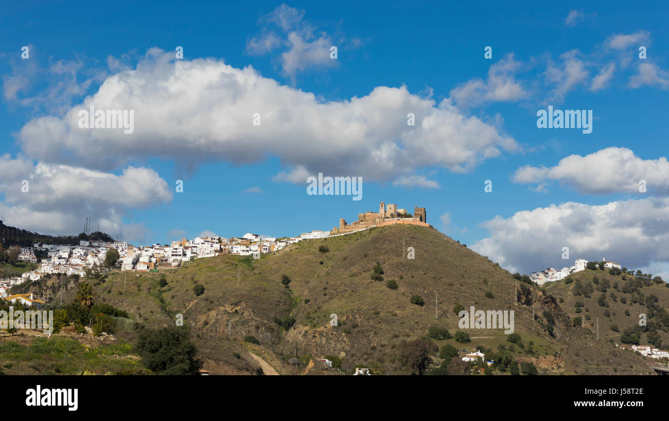 Alora, Provinz Malaga, Andalusien, Südspanien. Blick auf die Stadt und das Schloss. Stockfoto