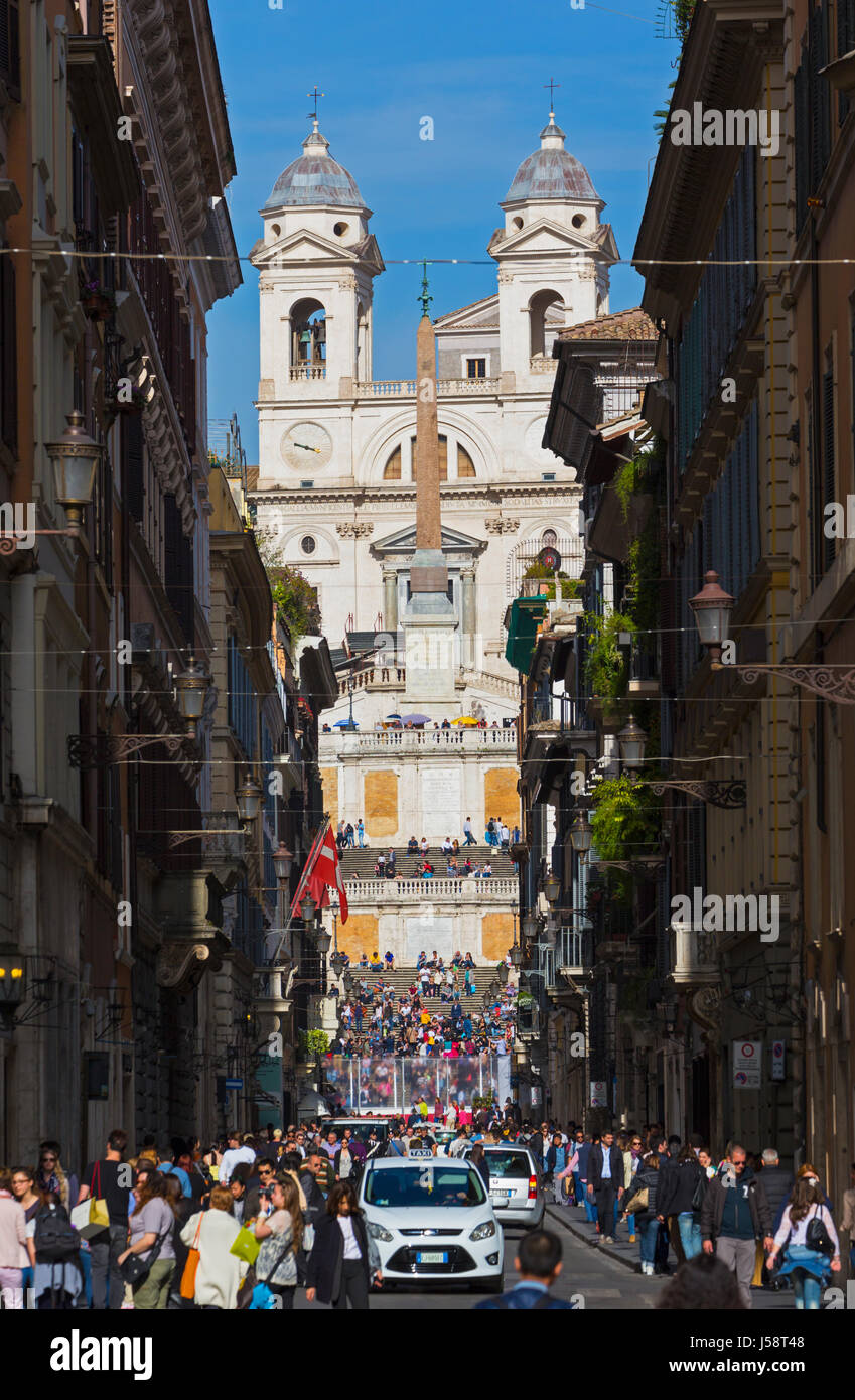 Rom, Italien.  Blick entlang der Via dei Condotti, der Piazza di Spagna und der Kirche Trinita dei Monti. Stockfoto