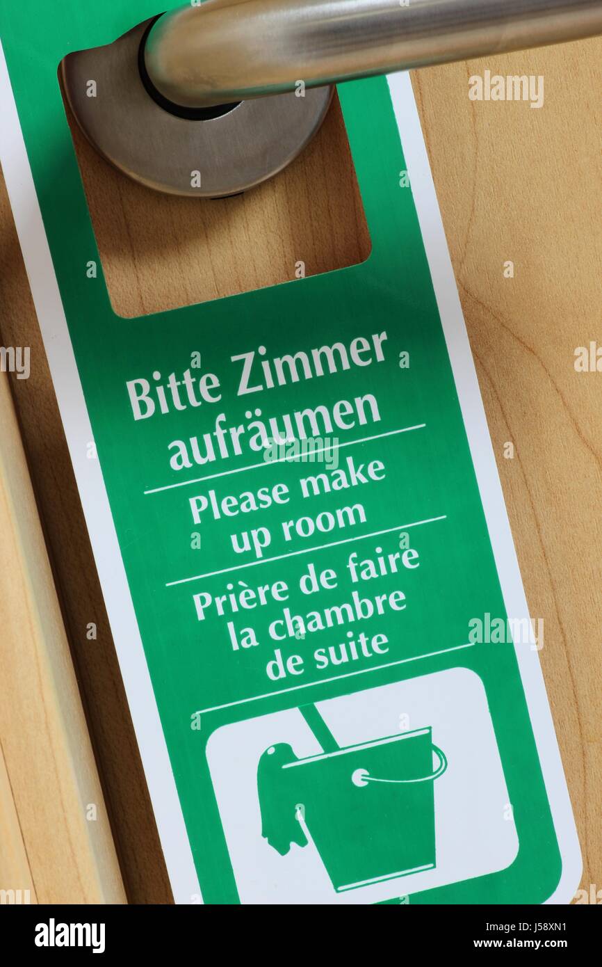 Bitte reinigen Sie die Raum-Schild an der Tür eines Hotelzimmers Stockfoto