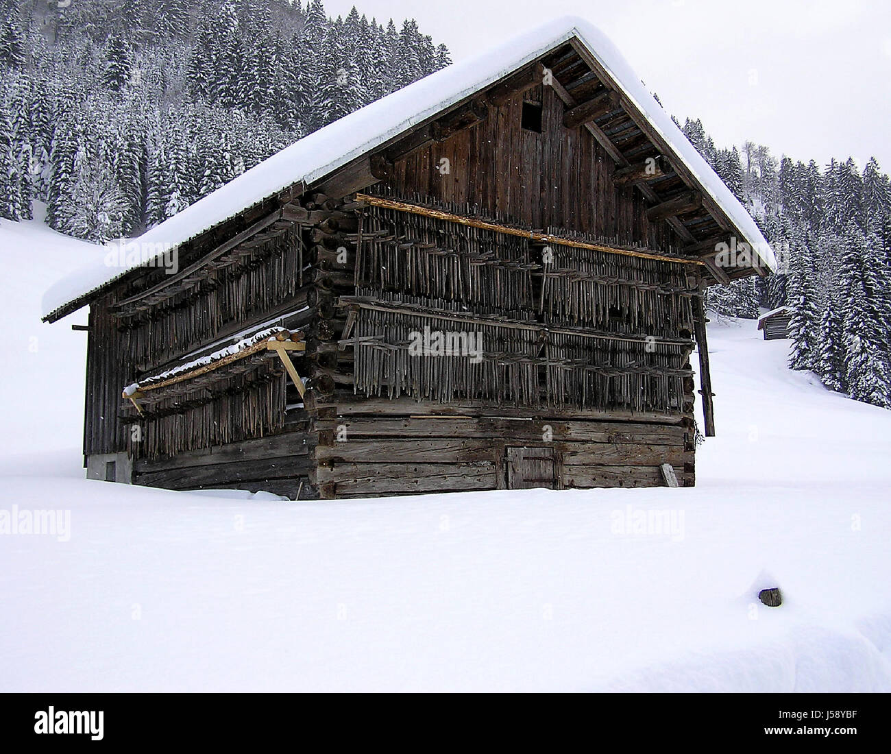 Landwirtschaft Landwirtschaft Landsleute Scheune werden snowbound sehr Altschnee verwittertes Stockfoto