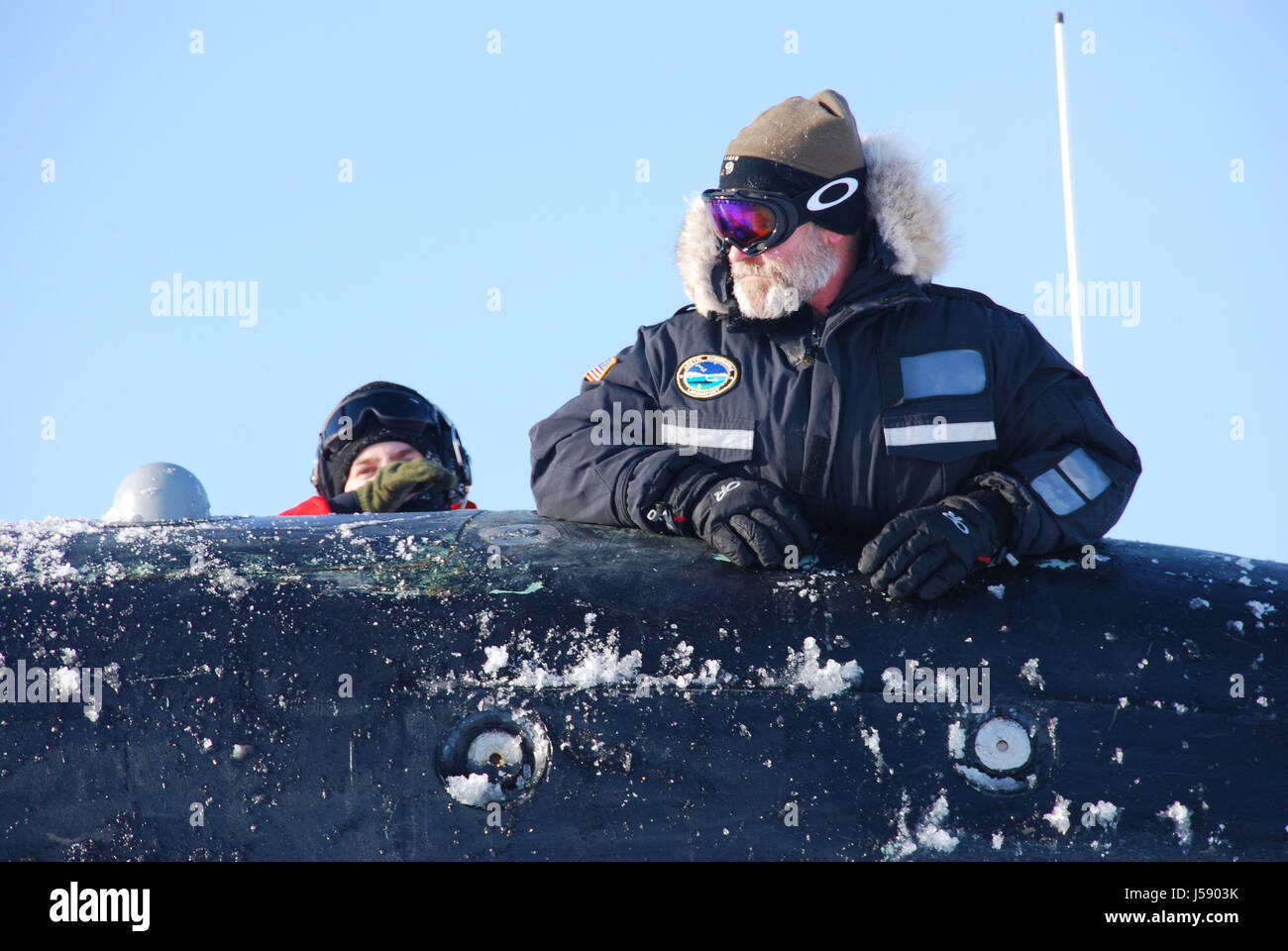 Angewandte Physik-Labor-Ice-Bahnhof Wissenschaftler klar Eis aus der Luke des schnell-Angriff USN Seawolf-Klasse-u-Boot USS Connecticut während des Trainings ICEX 19. März 2011 im arktischen Ozean.    (Foto von Christy Hagen EURO1 Navy über Planetpix) Stockfoto