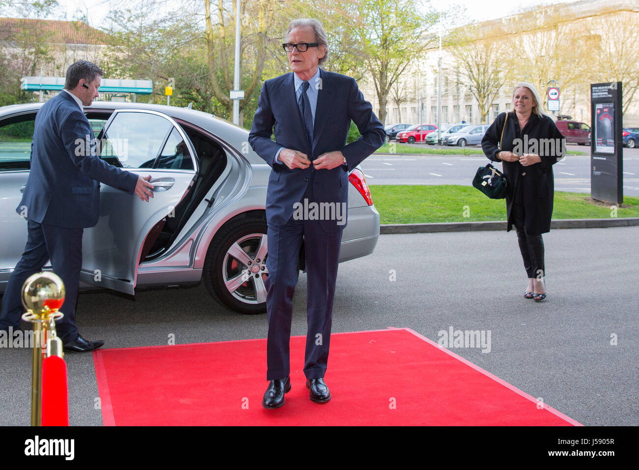 Schauspieler Bill Nighy kommt am Royal Welsh College of Music & Drama in Cardiff für die Wales-Premiere von "Die besten", Wales, UK, 18. April 2017. Stockfoto