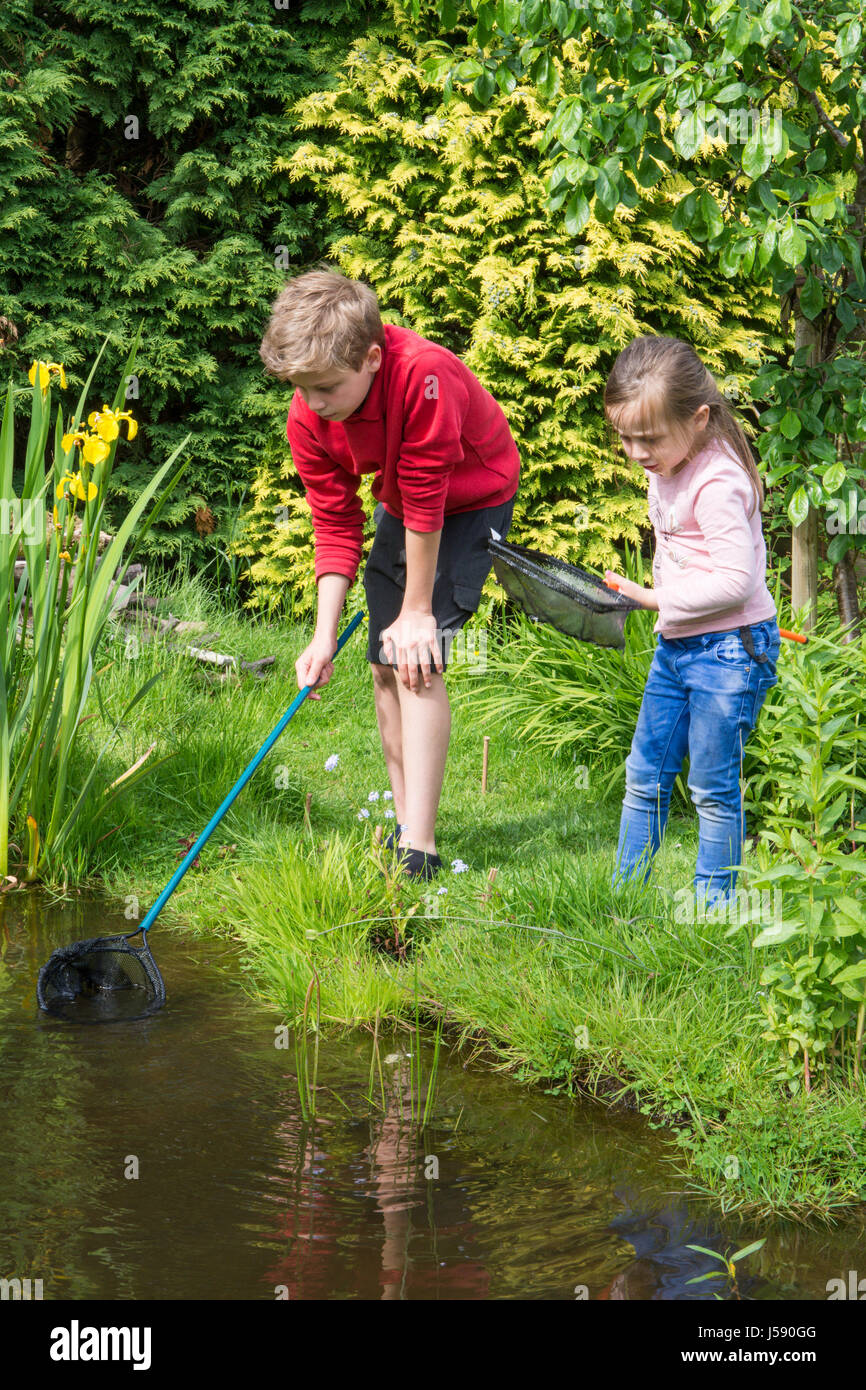 elf Jahre alten Jungen und vier Jahre altes Mädchen Teich eintauchen
