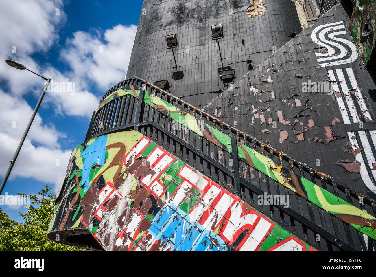 Rückgang des Gebäudes Treppe mit abblätternde Farbe und graffiti Stockfoto