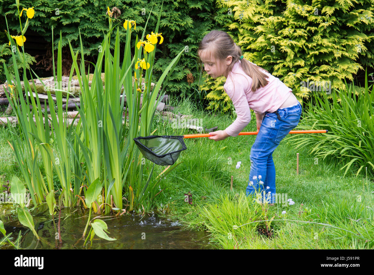 elf Jahre alten Jungen und vier Jahre altes Mädchen Teich eintauchen
