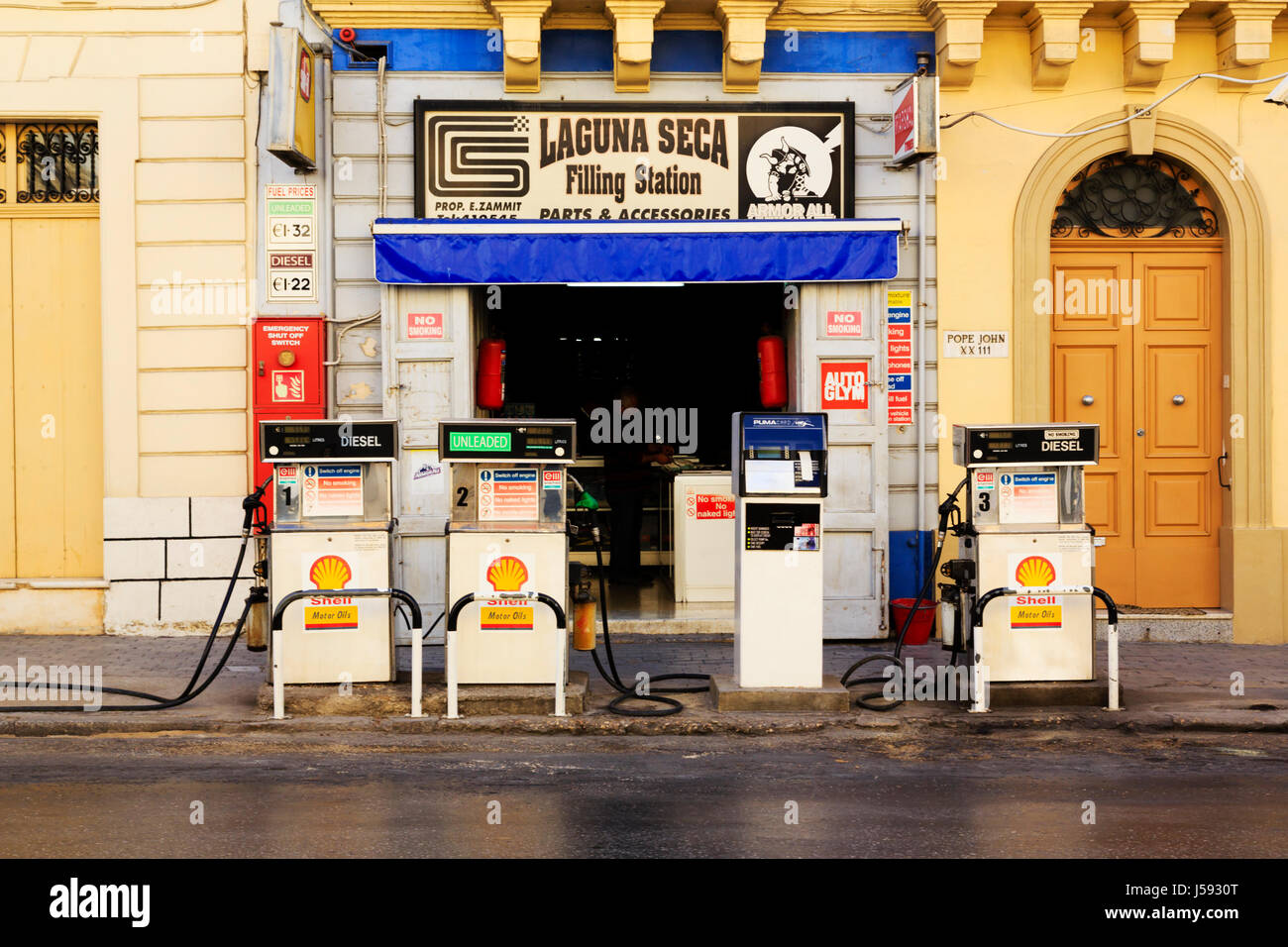 Curbside Tankstelle und Pumpen. Mosta, Malta. Stockfoto