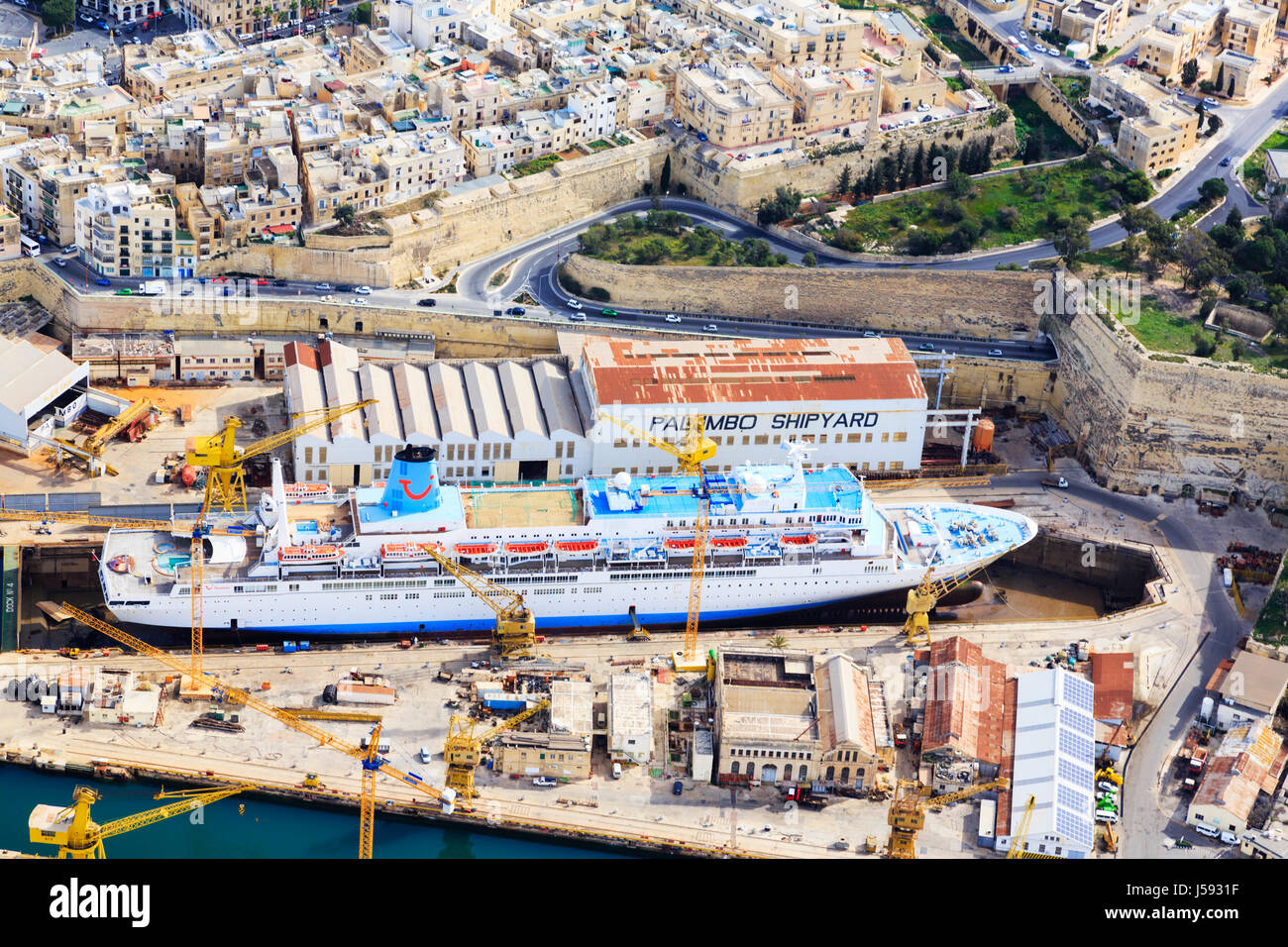 Thomson cruise Schiff im Trockendock zur Reparatur, Grand Harbour, Valletta, Malta. Stockfoto