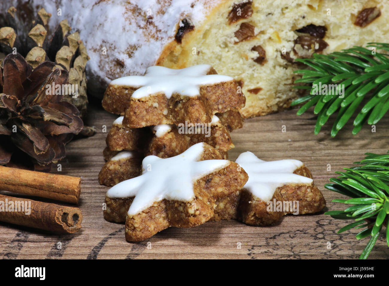 sternförmige Zimt Kekse mit festlicher Dekoration Stockfoto