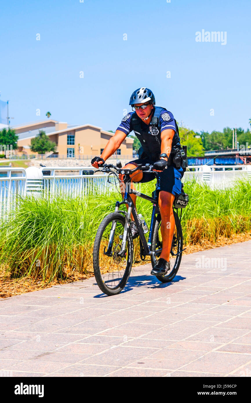 Fahrrad-Polizist patrouilliert am Riverwalk in der Innenstadt von Tampa FL Stockfoto