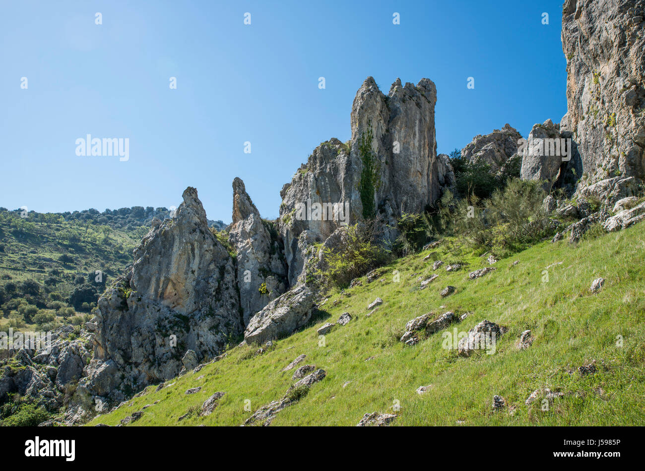 Felsen und blauem Himmel in Andalusien mit grünen Rasen Landschaft Stockfoto