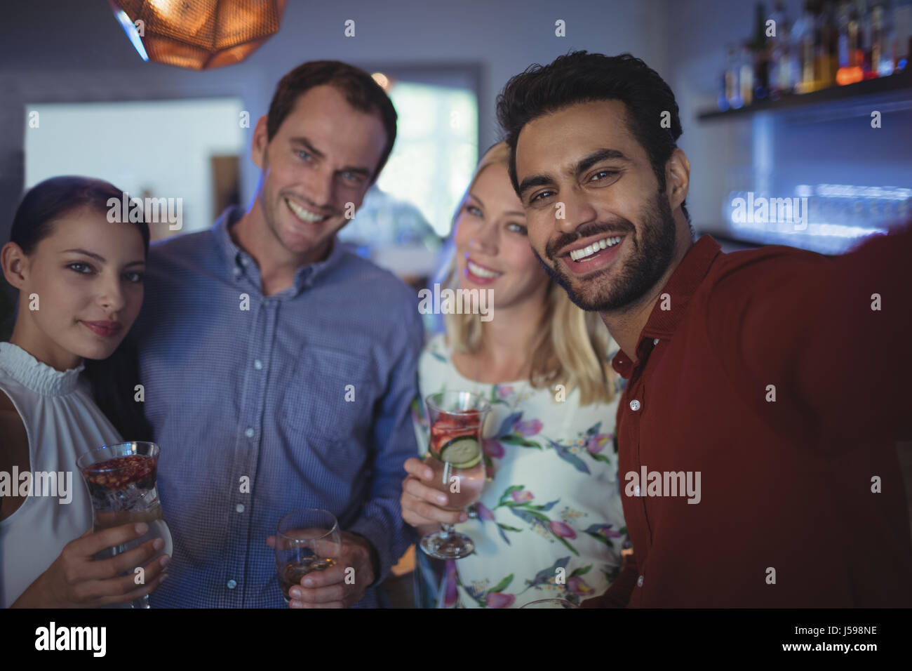 Lächelnd zwei Paare halten Gläser im Restaurant Cocktailbar Stockfoto