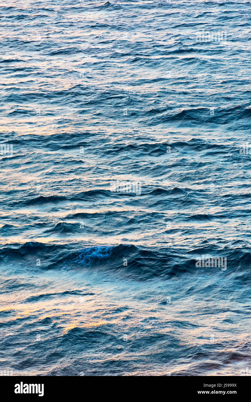 Wellen mit weißen Kapitälchen Hintergrund Stockfoto