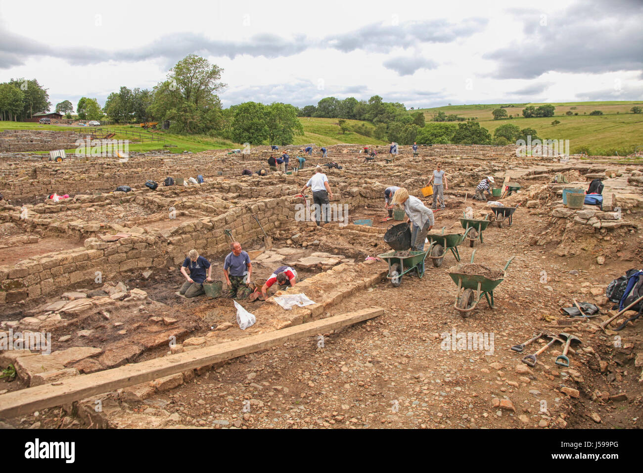 ROMAN VINDOLANDA-ENGLAND - 12. JULI: Nicht identifizierte Archäologen und Sommerstudenten nehmen an Ausgrabungen in einer antiken römischen Festung und Siedlung in Teil Stockfoto