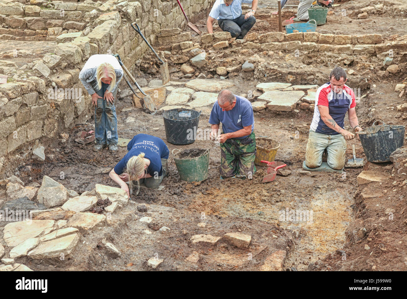 ROMAN VINDOLANDA-ENGLAND - 12. JULI: Nicht identifizierte Archäologen und Sommerstudenten nehmen an Ausgrabungen in einer antiken römischen Festung und Siedlung in Teil Stockfoto