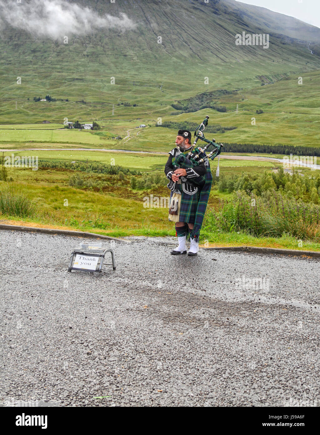 Luftmanagement Straßenmusiker spielen in den Highlands von Schottland Stockfoto