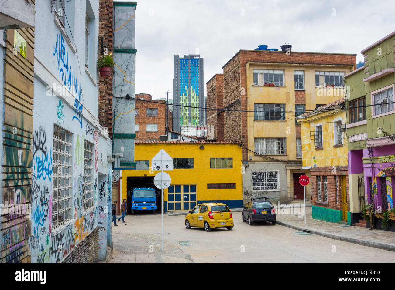 Ein Taxi wird eine Ecke in La Candelaria in Bogota, Kolumbien Stockfoto