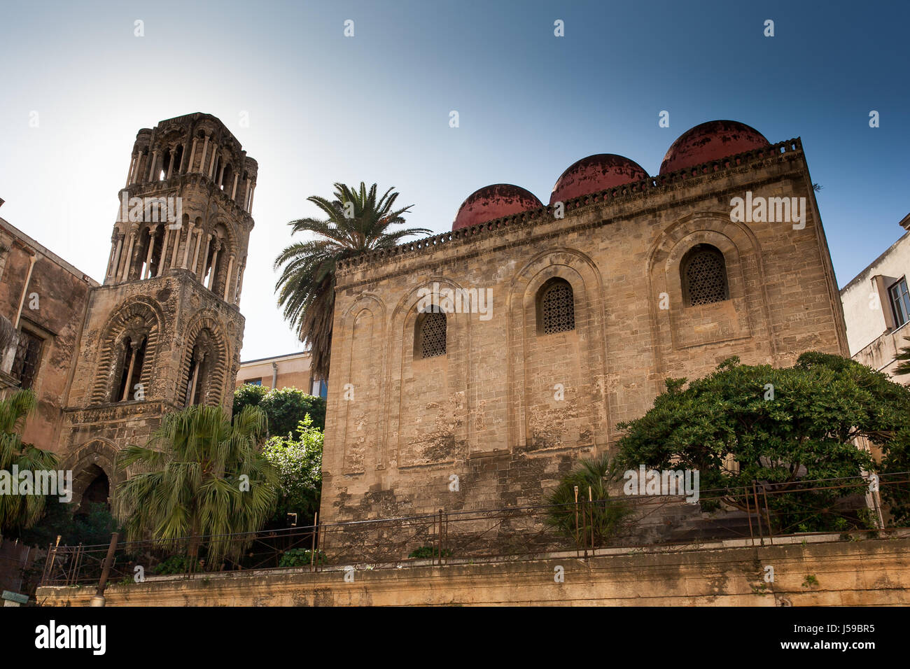 PALERMO, Italien - 14. Oktober 2009: Die drei roten Kuppeln der Kirche "San Cataldo" in Palermo Sizilien Stockfoto