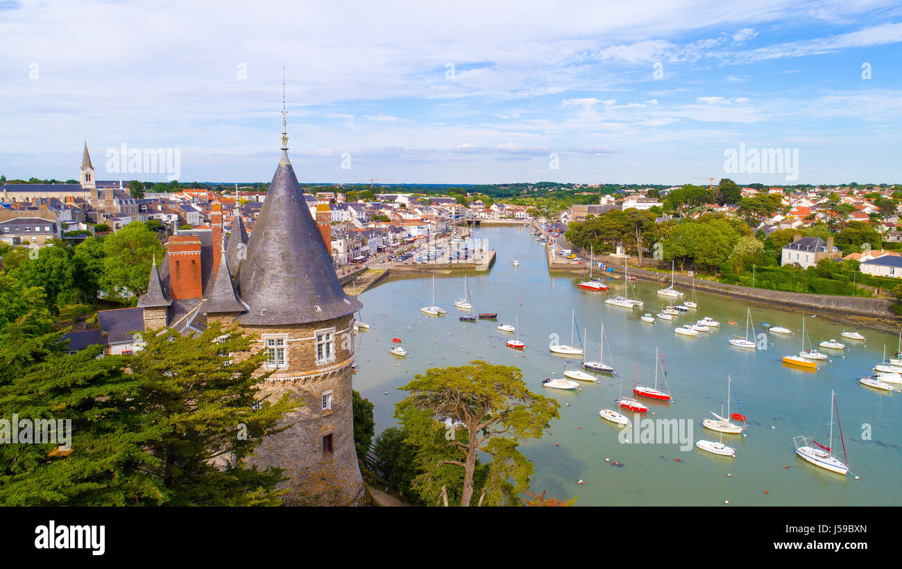 Luftaufnahme von Pornic Hafen und Burg, Loire Atlantique, Frankreich Stockfoto