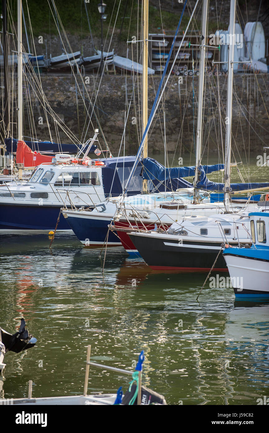 Blick auf Boote am Hafen Tenby, Pembrokeshire, Wales, UK Stockfoto