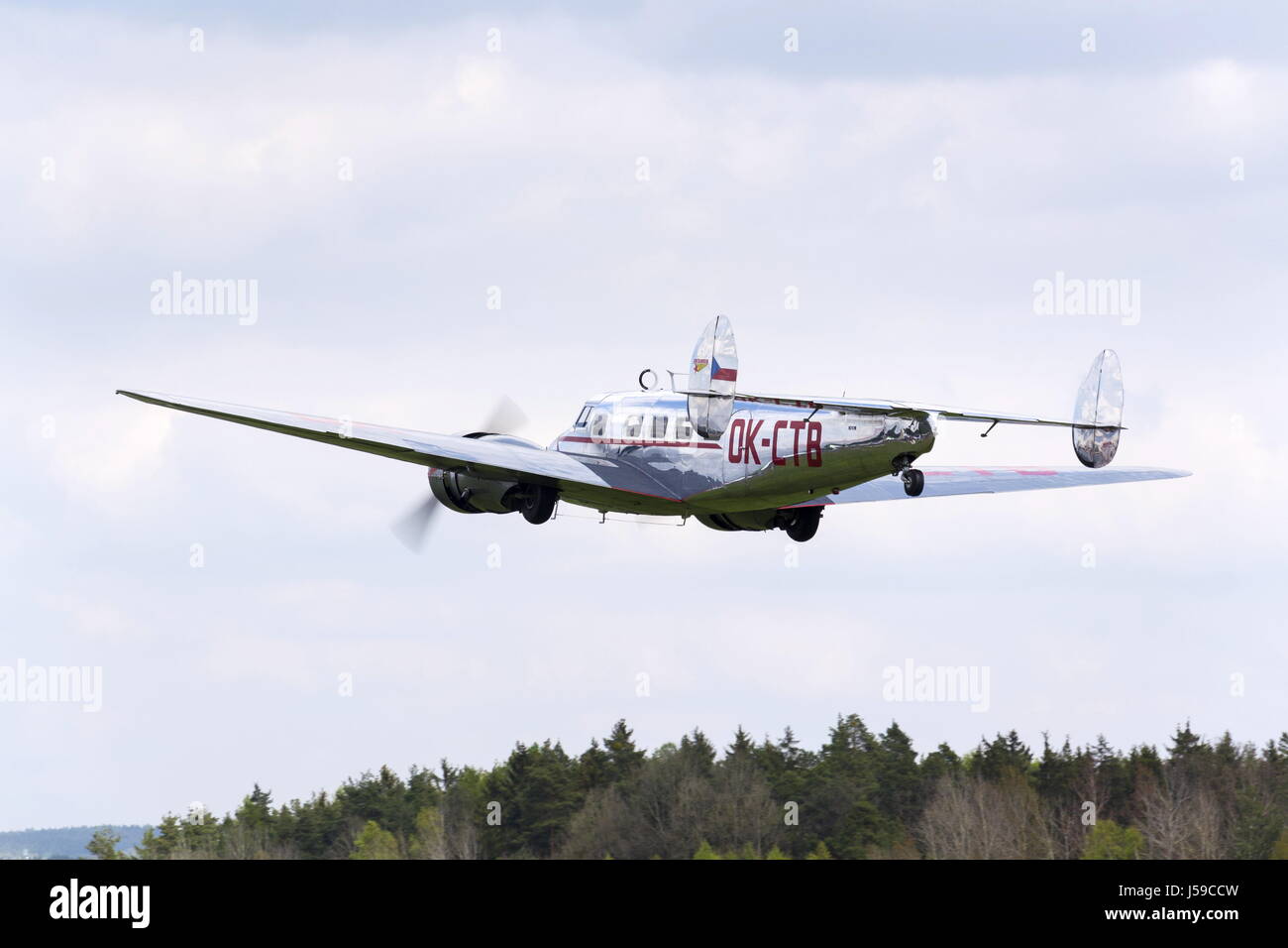 PLASS, Tschechische Republik - 30.April: Lockheed Electra 10A Vintage Flugzeug fliegen am 30. April 2017 in Plasy, Tschechische Republik. Stockfoto