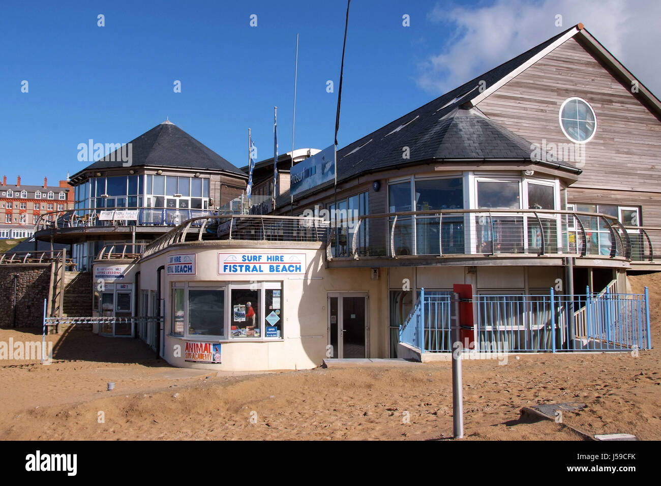 Fistral Beach, Newquay, Cornwall zeigen die Landzungen Hotel (rote Ziegel) und am Strand Einrichtungen. Stockfoto