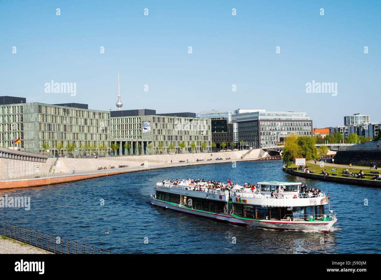 Tour Touristenboot auf Spree in Berlin mit modernen Büros zu lesen, Deutschland Stockfoto
