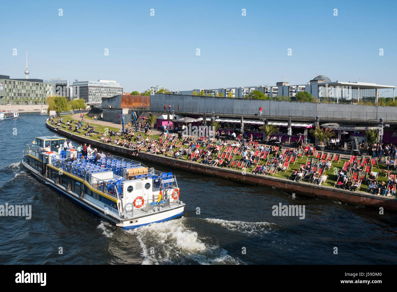 Beschäftigt am Flussufer Bar neben der Spree Rive laufen Berlin Deutschland Stockfoto