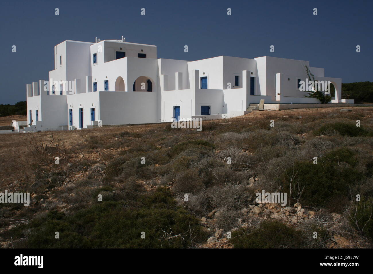 Griechenland, Neubau gruppierten Stil Kykladenstil Blaue Tren Weie Wnde weier Stockfoto