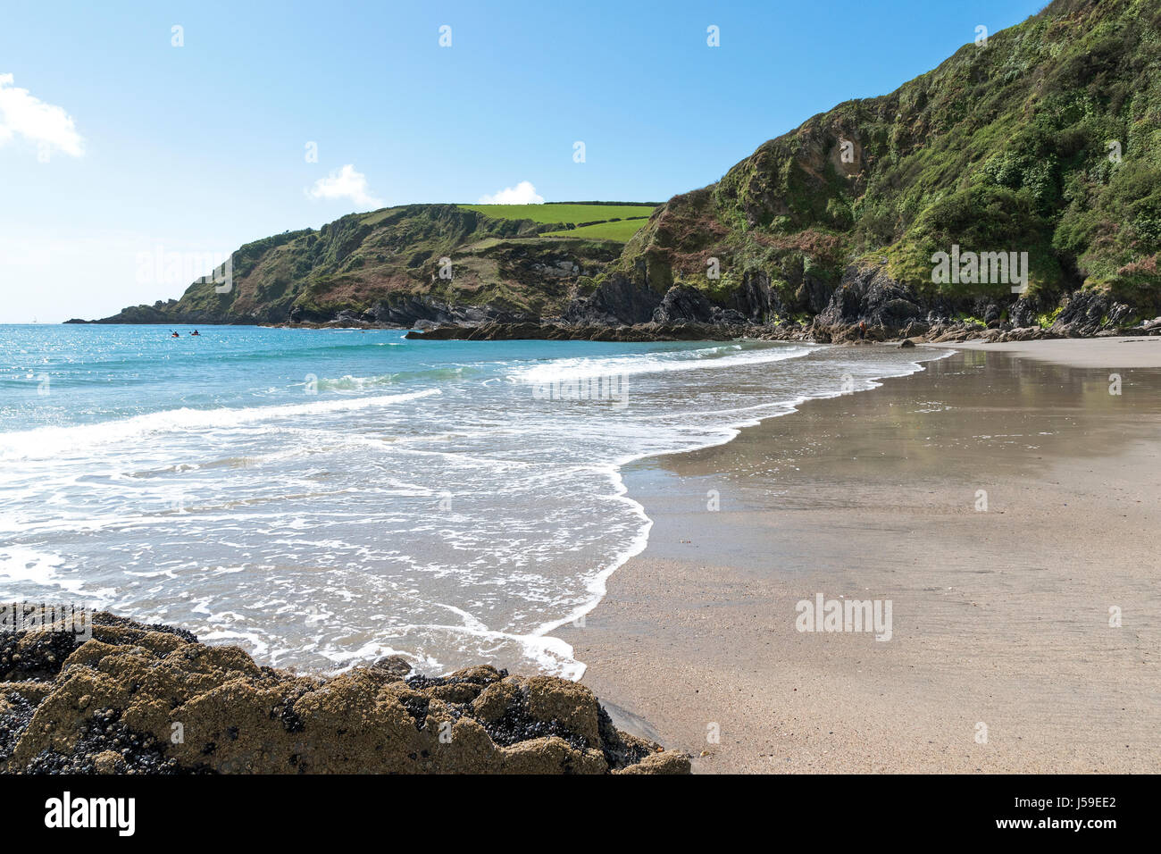 eine ruhige Ecke am Strand von Pentewan Sands in Cornwall, England, uk Stockfoto