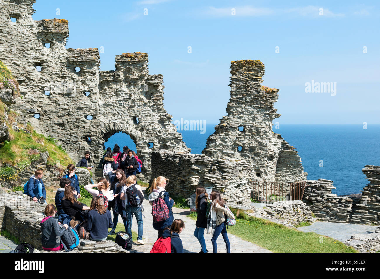 Schülerinnen und Schüler auf eine Ausbildung besuchen Sie Tintagel Castle in Cornwall, England, Großbritannien, uk. Stockfoto