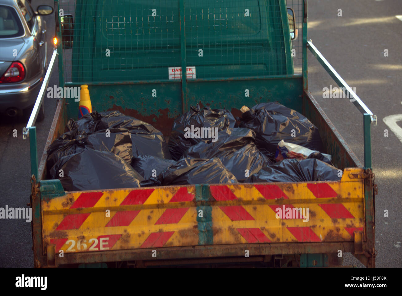 Stapel Schwarzer Müllsack auf Auto Lkw klein Stockfotografie - Alamy