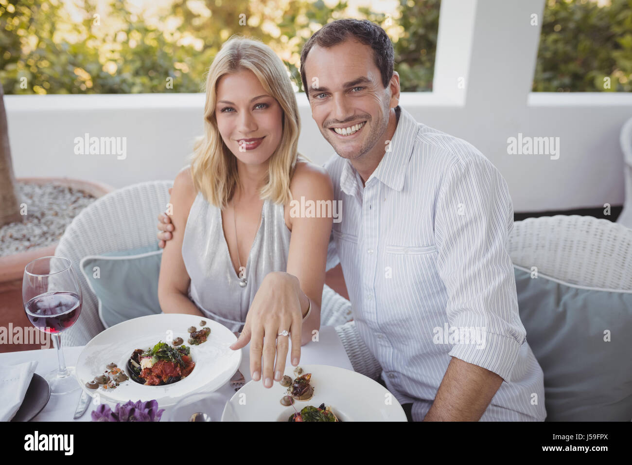 Porträt von romantisch zu zweit mit ihren Verlobungsring in restaurant Stockfoto